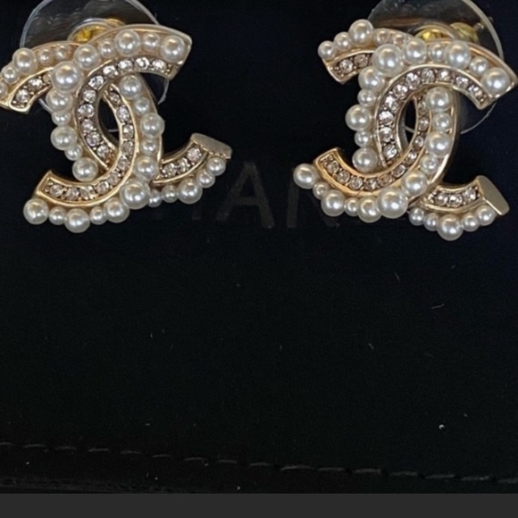 Chanel pearl studs - Picture 2 of 4